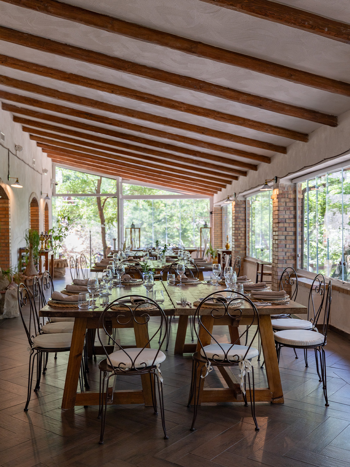 Pochi metri più in là rispetto al CapoSperone Resort, Il Cascinale è un ristorante e sala ricevimenti country chic a Palmi per eventi intimi.